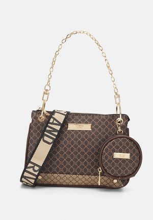 Bruine handtas met patroon, voorzien van een gouden kettinghandvat, een afneembare dikke beige en zwarte riem, en een aangehecht rond muntportemonneetje, met het label "River Island".