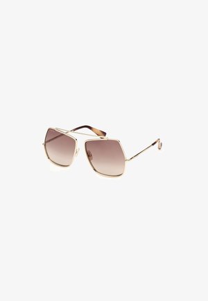 Sechseckige Sonnenbrille mit einem goldenen Metallrahmen und verlaufenden braunen Gläsern. Schmale Bügel mit einem Schildpatt-Finish an den Enden.