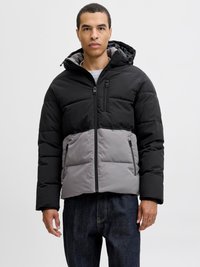 Pūkuotas džemperis su juodu viršumi ir pilku apatiniu sluoksniu, su kapišonu, užtrauktuku ir dviem priekinėmis kišenėmis. Susidūrusi medžiaga.