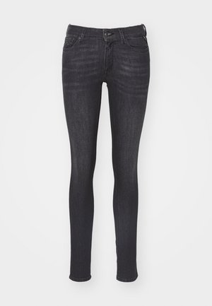 Donker gewassen skinny jeans met een fitted silhouet, knoopsluiting, vijf zakken en een lichte vervaging aan de voorkant voor textuur.