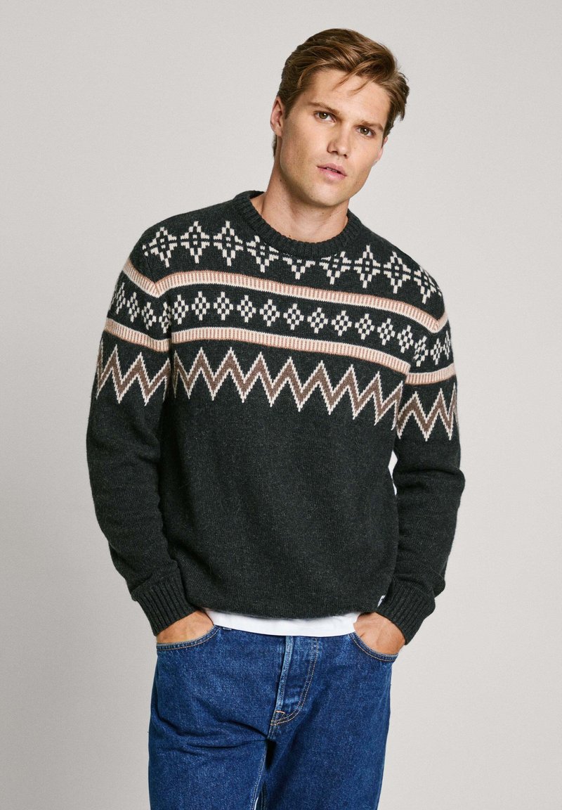 Maglione verde scuro con un motivo sul collo in bianco, beige e marrone, dotato di collo rotondo, maniche lunghe e polsini e orlo a coste.
