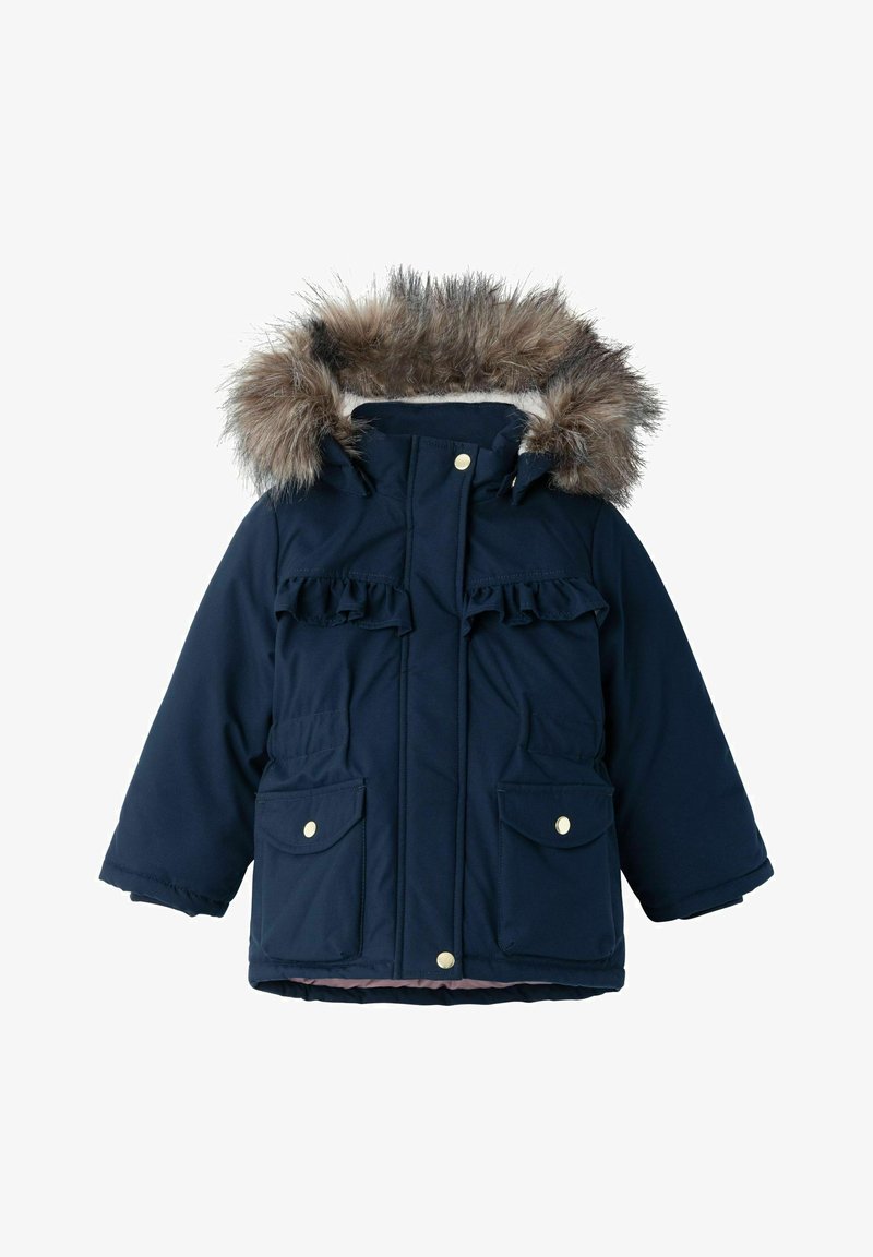 Nakts zils pārklājs ar kapuci, kas rotāta ar kažokādu, ar volānu akcentiem un divām priekšējām kabatām ar zelta spiedpogām. Mīksta iekšējā odere.