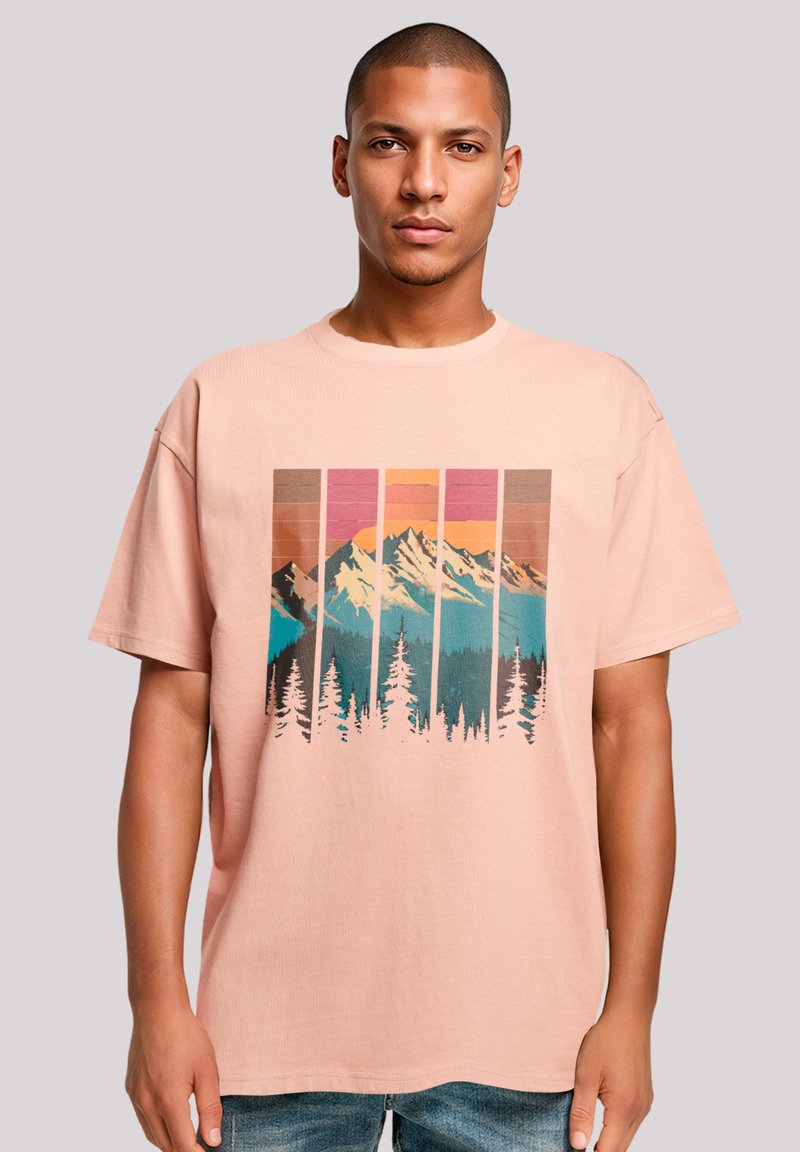 Rosa Baumwoll-T-Shirt mit einem Berglandschafts-Graphic in Blau, Braun und Rosa, mit lockerer Passform und kurzen Ärmeln.