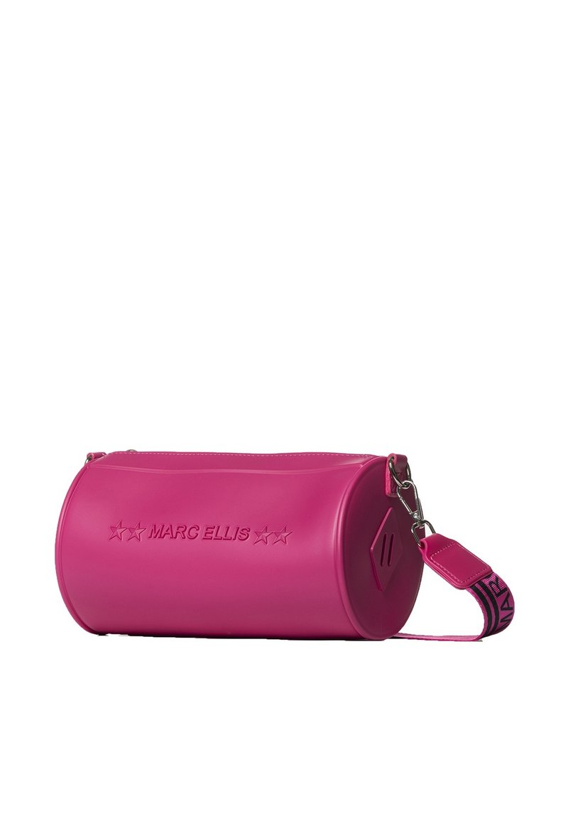 Borsa cilindrica rosa realizzata in materiale liscio, dotata di chiusura con zip, hardware in argento e una tracolla rimovibile con un motivo decorativo.