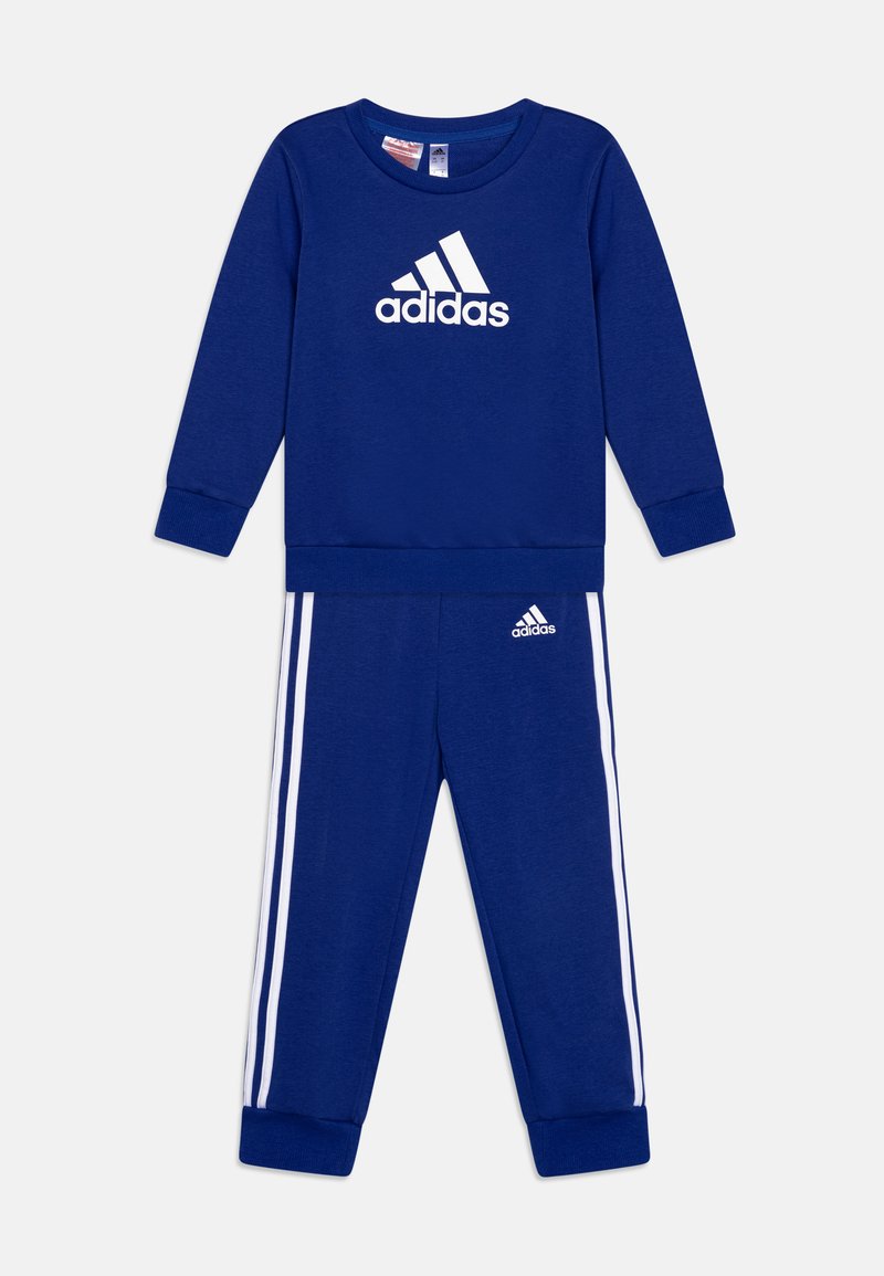 Blaues sportliches Trainingsanzug aus weichem Material, bestehend aus einem Sweatshirt mit Rundhalsausschnitt und weißem Adidas-Logo sowie passenden Hosen mit weißen Seitenstreifen.