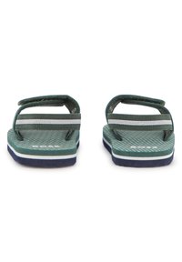 Πράσινα σαγιονάρια με υφή στην επιφάνεια για τα πόδια, υφασμάτινα λουράκια με γκρι λεπτομέρειες και αντίθετη λευκή και ναυτική σόλα. Εμφανίζεται η πίσω όψη.