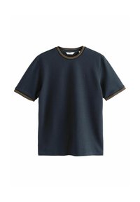 T-shirt a maniche corte blu navy con finitura testurizzata, presenta un colletto rotondo con strisce gialle e marroni e un piccolo emblema sul petto.