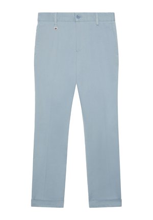 Pantaloni di cotone azzurri chiari con frontale piatto, gambe affusolate, due tasche laterali, chiusura con bottone e orli risvoltati.