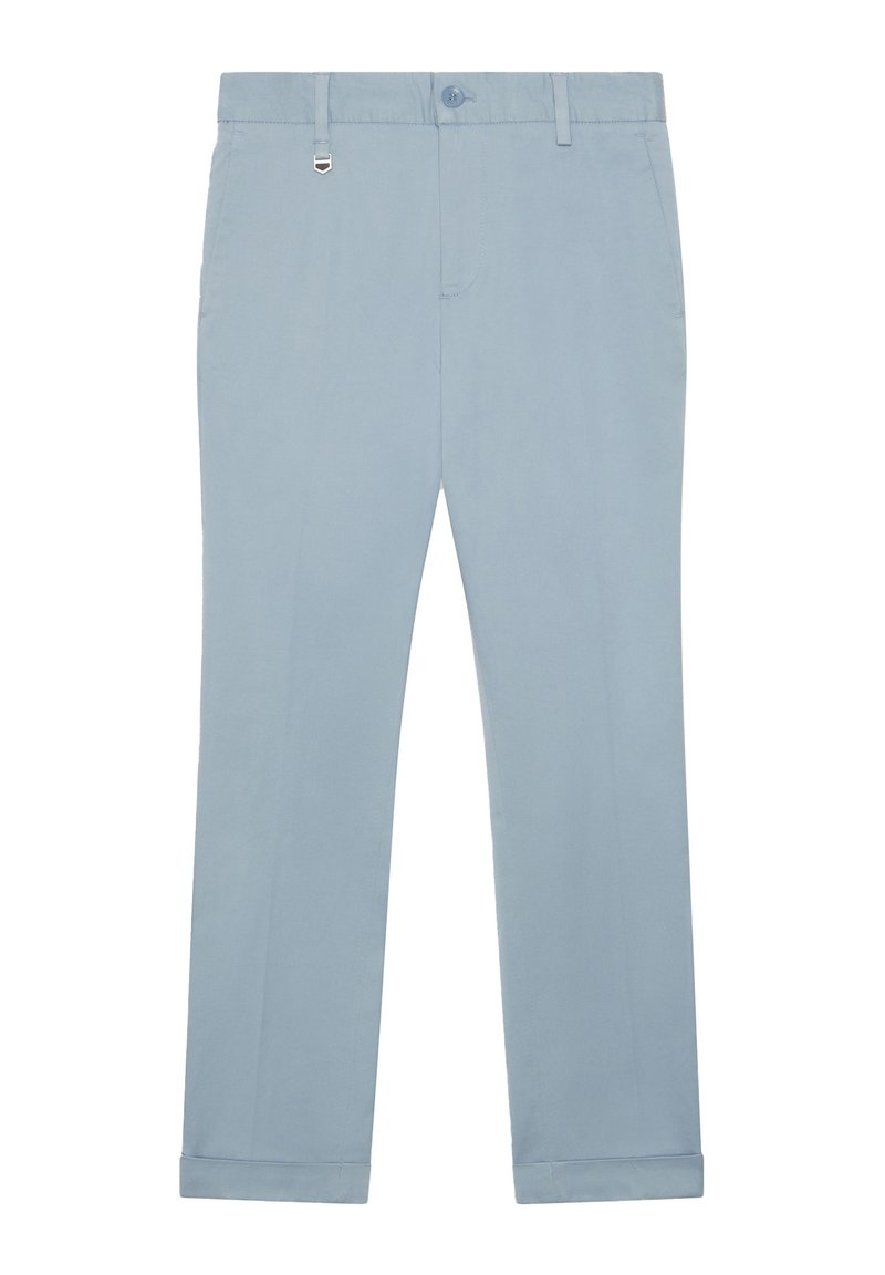 Pantaloni di cotone azzurri chiari con frontale piatto, gambe affusolate, due tasche laterali, chiusura con bottone e orli risvoltati.