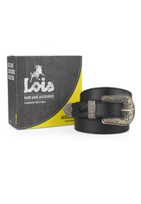 Cinturón de cuero negro con hebilla de tono plateado ornamentada, ajustable con un solo clip. Presentado en una caja de marca gris y amarilla.
