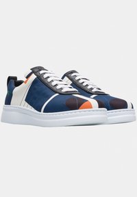 Sportieve sneakers met een blauwe stoffen bovenkant en gekleurde accenten, witte veters en een dikke witte rubberen zool.
