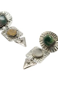 Srebrne geometryczne kolczyki z zielonymi i beżowymi kamieniami, osadzone w teksturowanych, okrągłych, kwadratowych i trójkątnych kształtach metalowych połączonych w łańcuch.