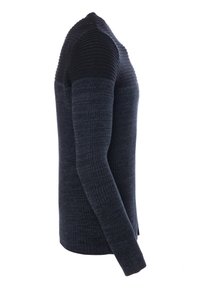 Pull en tricot bleu marine foncé avec épaules côtelées texturées, manches longues et ourlet droit. Le tissu a une apparence douce et dense.