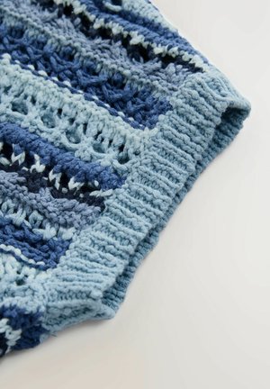 Tessuto all'uncinetto in diverse tonalità di blu con motivi a traforo. Presenta un bordo rigato per aggiungere texture e struttura.