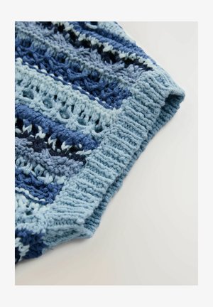 Tissu au crochet aux nuances variées de bleu avec des motifs ajourés. Présente une bordure côtelée pour plus de texture et de structure.