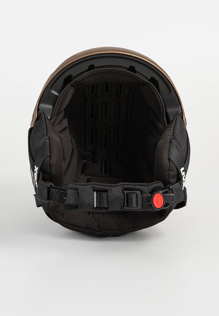 Mattschwarze Helme mit strukturiertem Innenraum und verstellbaren Riemen. Mit einem roten Schnellverschluss und Belüftungsöffnungen ausgestattet.