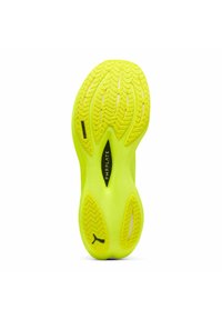 Suela de zapato deportivo de color amarillo brillante con dibujo texturizado, que presenta un corte central y el logo "PWRPLATE" en negro.