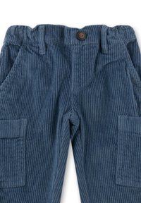 BlaueCordhosen aus Cord mit elastischem Bund, Knopfverschluss, Gürtelschlaufen, vorderen Taschen und seitlichen aufgesetzten Taschen.