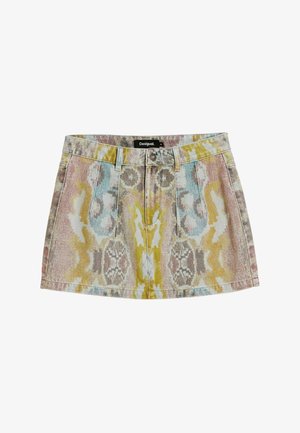 Denim minirok met een kleurrijk ikat-patroon in pasteltinten van roze, geel en blauw. Voorzakken en sluiting met metalen knopen.