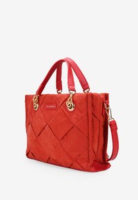 Bolso acolchado rojo con forma estructurada, fabricado en suave cuero sintético, con asas superiores, detalles en dorado y correa para el hombro desmontable.
