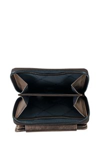 Portafoglio in pelle marrone con chiusura a zip, dotato di due scomparti foderati in tessuto scuro. Texture liscia e design semplice.