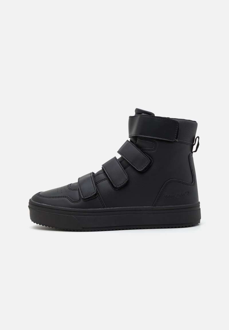 Mustad musta värvi kõrged tossud sileda sünteetilise ülemise osaga, kolm reguleeritavat Velcro riba ja tekstureeritud kummipohjaga.