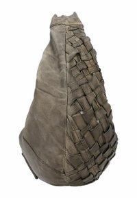 Borsa in pelle grigia con una texture intrecciata su un lato, caratterizzata da una forma arrotondata e una finitura liscia, che mette in mostra un intricato dettaglio di tessitura.