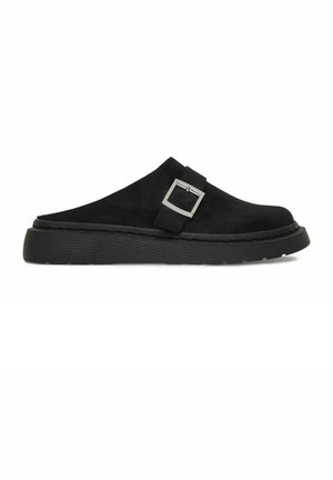 Mule nero senza lacci con suola spessa in gomma e grande fibbia argentata sulla fascia superiore.