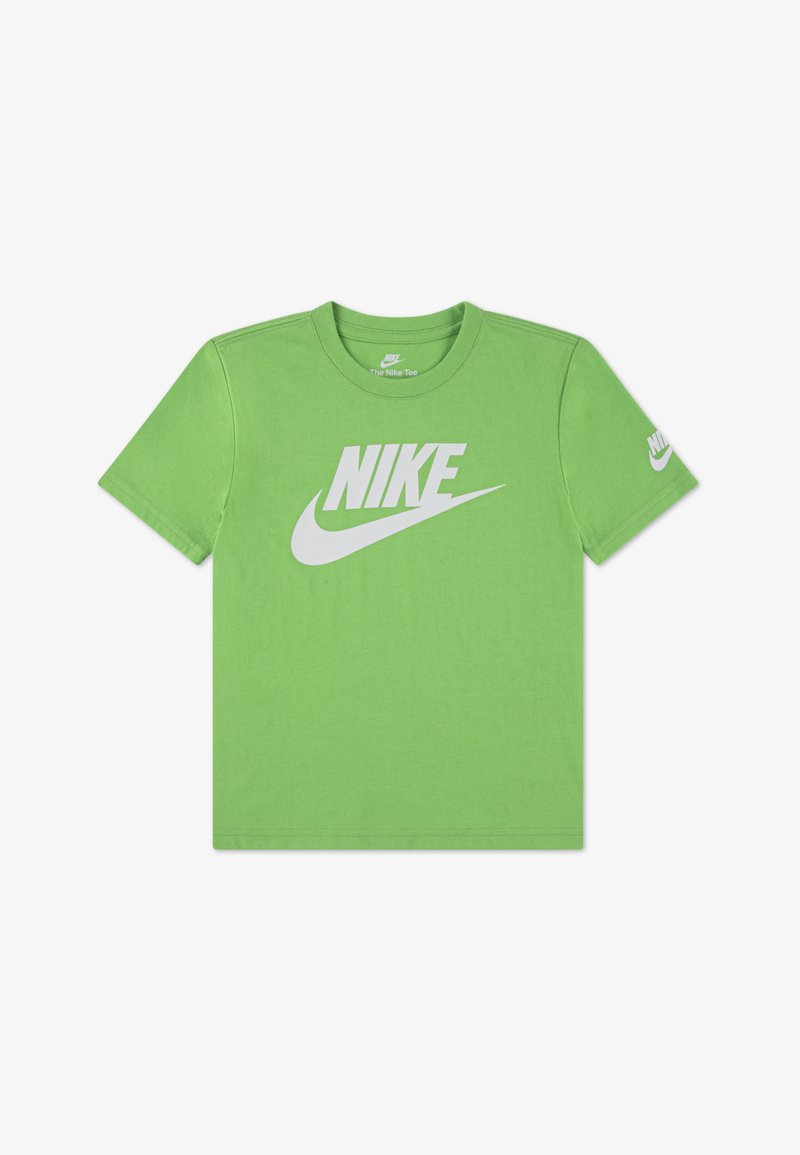 T-shirt en coton vert avec un grand logo blanc « NIKE » à l'avant et un logo plus petit sur la manche. Manches courtes et col rond.