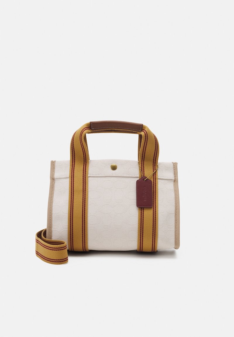 Petit sac à main beige en toile avec des anses larges rayées jaune et rouge et une bandoulière réglable assortie.