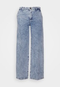 Jean en denim bleu clair à jambes larges, taille haute, fermeture par boutons et zip à l'avant, présenté sur un fond blanc uni.