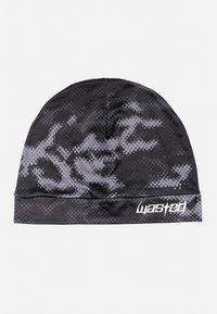 Gorro negro con un patrón de camuflaje gris texturizado. El material parece suave con un ajuste ceñido. Presenta un dobladillo doblado y un detalle de logo blanco.