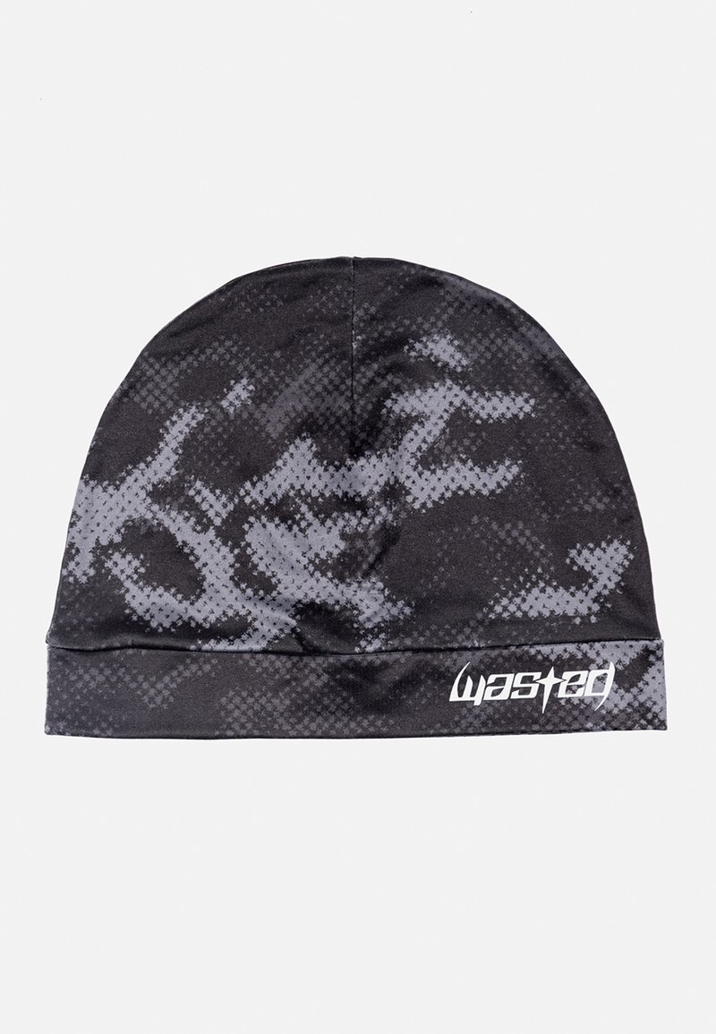 Gorro negro con un patrón de camuflaje gris texturizado. El material parece suave con un ajuste ceñido. Presenta un dobladillo doblado y un detalle de logo blanco.