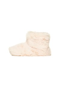 Botines de piel sintética en rosa suave con punta redondeada, puño grueso y textura suave, diseñados para brindar calidez y comodidad.