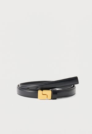 Ceinture en cuir noir avec une boucle rectangulaire dorée brillante présentant un design entrelacé, posée enroulée sur un fond blanc uni.