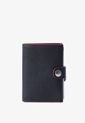 Portafoglio in pelle nera con finitura testurizzata, caratterizzato da accenti rossi lungo i bordi e una chiusura a pressione circolare sul davanti.