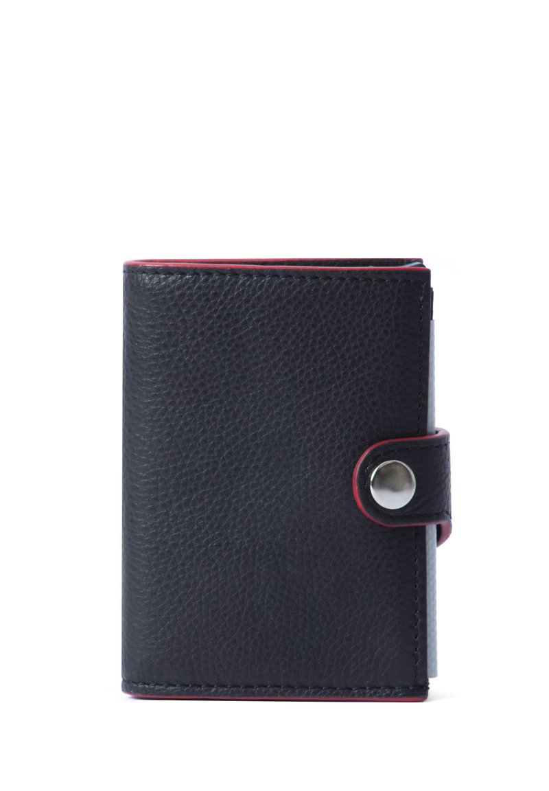 Zwarte lederen portemonnee met een gestructureerde afwerking, voorzien van rode accenten langs de randen en een ronde drukknoopsluiting aan de voorkant.
