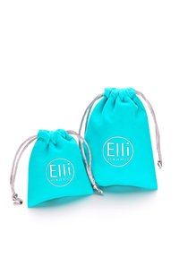 Dos bolsitas turquesa con cordones de ajuste, hechas de material suave, con cuerdas plateadas. Cada bolsa tiene impreso en la parte frontal "Elli WE ♥ JEWELS".