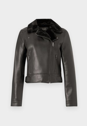 Svart läderbikerjacka med krage i konstpäls, dragkedjefickor och en kortad design. Har tajta ärmar och sidobältesdetaljer.