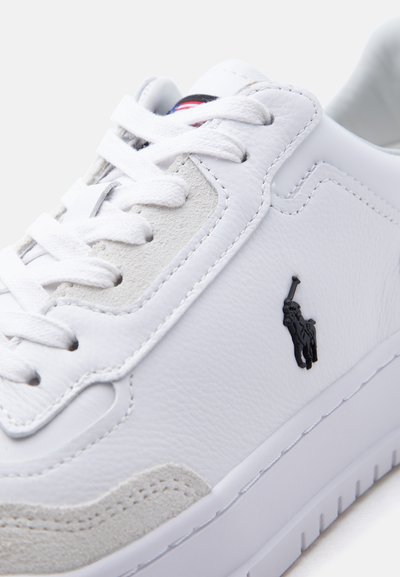 Λευκό δερμάτινο αθλητικό παπούτσι με λευκά κορδόνια, σουέντ λεπτομέρειες και μαύρο λογότυπο παίκτη πόλο στο πλάι.