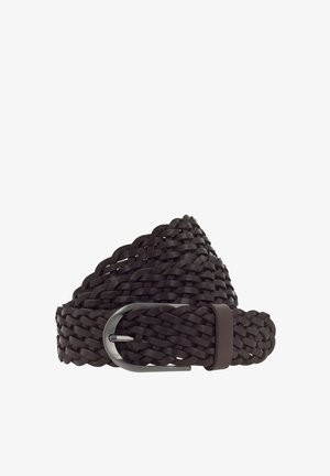 Cinturón de cuero trenzado marrón oscuro con una hebilla de metal plateado y una correa de cuero a juego. Presenta un diseño tejido texturizado en toda su superficie.