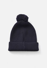 Tumesinine kootud beanie, millel on ribakant ja pom-pom peal, iseloomustab siledat tekstuuri ja ühtlane õmblusmuster kogu ulatuses.