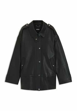 Sort læderjakke med bred krave, trykknaplukning og sidelommer. Detaljerne inkluderer skulderbetræk og synlige sømme.