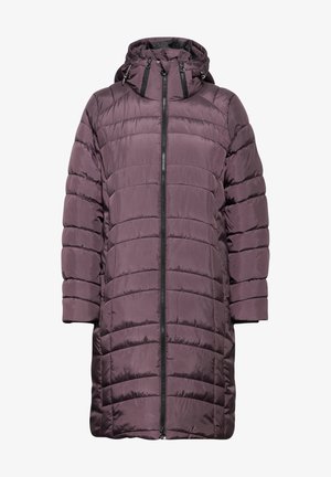 Chaqueta acolchada en malva con capucha, diseño de acolchado vertical, cierre de cremallera y acentos de hardware negro. Presenta mangas largas y un corte recto.