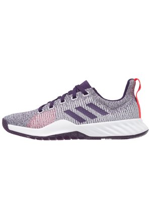 Baskets de sport grises et violettes avec texture tricotée, lacets violets, semelle blanche, semelle violette et languette rouge au talon.