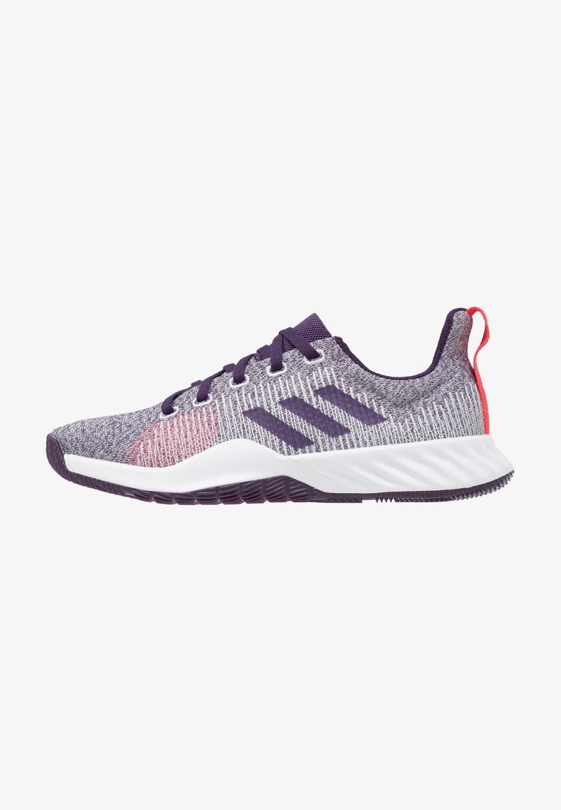 Baskets de sport grises et violettes avec texture tricotée, lacets violets, semelle blanche, semelle violette et languette rouge au talon.