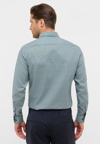 Blauw en groen geblokte overhemd met lange mouwen, knopen bij de manchetten en een klassieke kraag, gemaakt van een gladde, lichte stof.