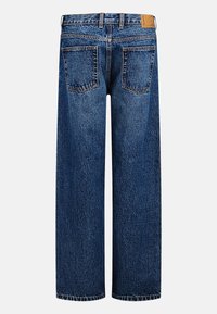 Μπλε τζιν παντελόνι με φαρδιά παντελονόρα, κατασκευασμένο από ντένιμ, με ψηλή μέση, πίσω τσέπες και δερμάτινο ταμπελάκι στη μέση. Φθαρμένη υφή σε όλο το ύφασμα.