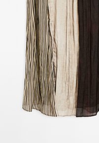 Ein Stoffpaneel mit abwechselnden vertikalen Streifen in Schwarz und Beige, ergänzt durch einfarbige beige und schwarze Abschnitte, die ein strukturiertes Design zeigen.