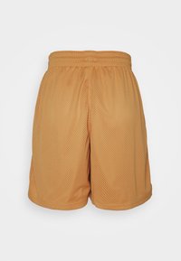 Shorts deportivos de malla en marrón claro con cintura elástica, con un ajuste holgado y textura transpirable para mayor comodidad.
